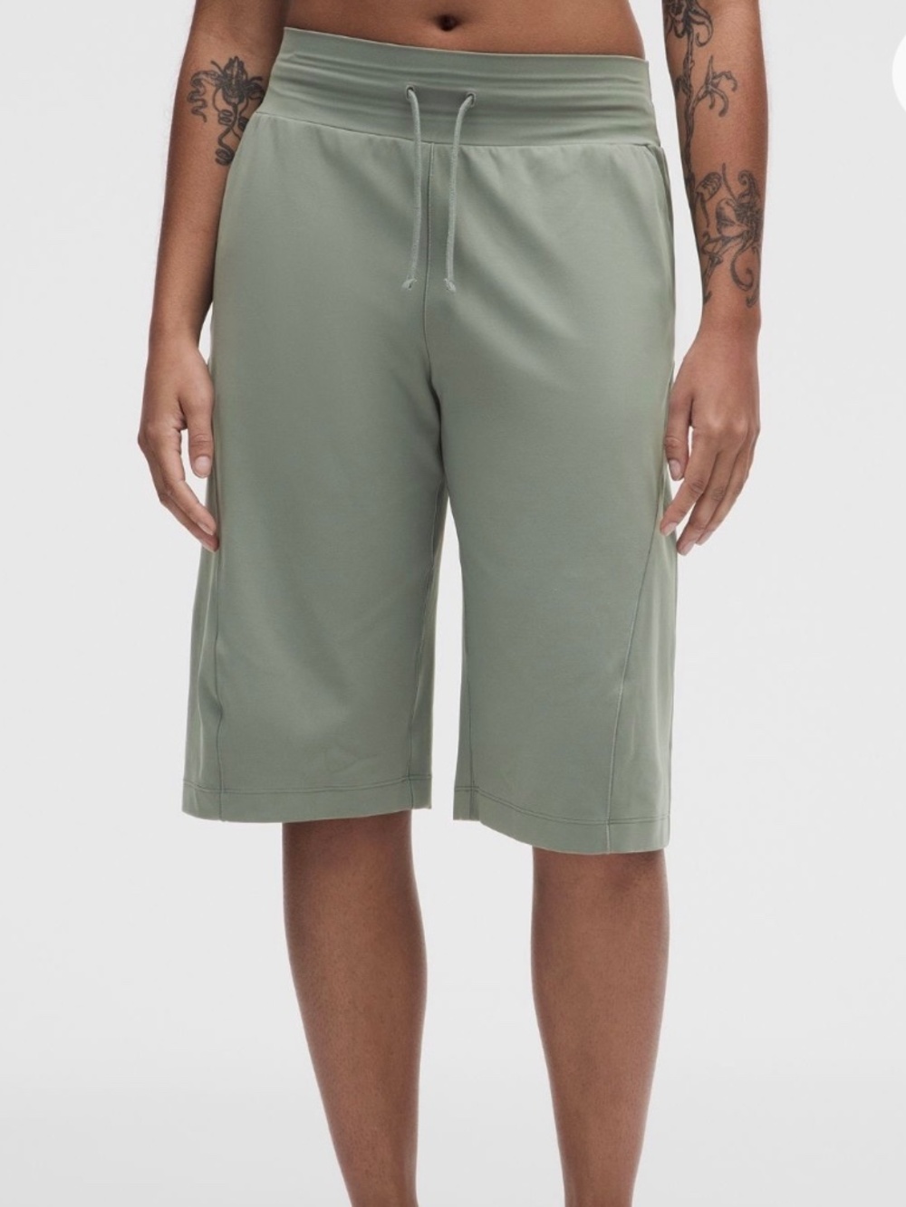 BNWT Lululemon Groove Mid-Rise Relaxed Bermuda Short Size 2 Green women's